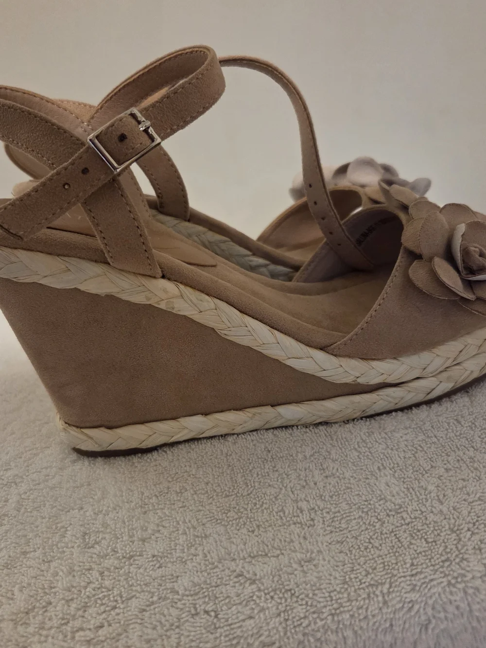 Wedge Sandals with Floral Detail - Tan